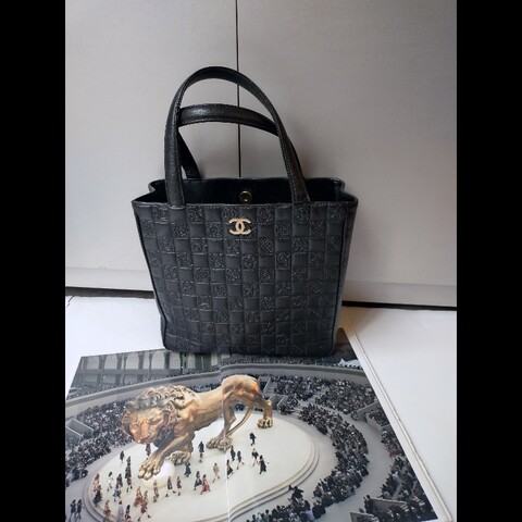 Chanel 黑皮幸運圖壓紋方格直式書報袋 tote
