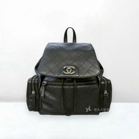 A13258-CHANEL 黑色牛皮復古銀釦抽繩翻蓋雙肩後背包A91430