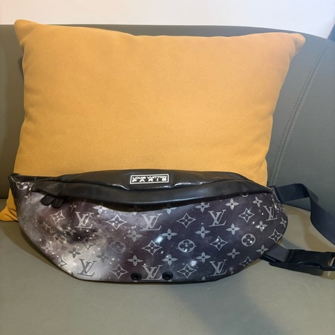 【專櫃正品】LV Discovery Bumbag Galaxy 腰包 黑灰老花 經典熱門款