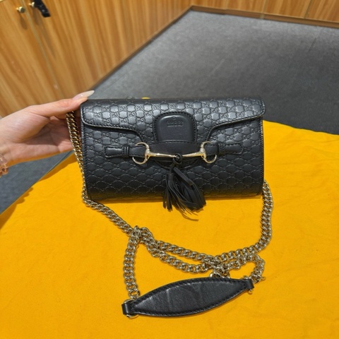 Gucci古馳Emily馬銜扣黑色壓花流蘇鏈條包