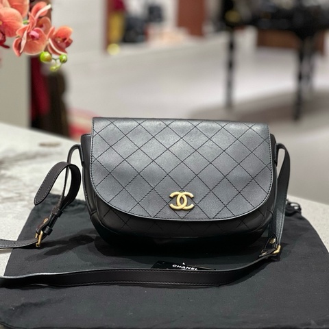 Chanel黑金荔枝紋牛皮馬鞍包郵差包斜挎包 金扣 附件：卡