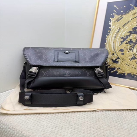 Louis Vuitton 路易威登Voyager經典黑武士男士郵差斜挎包，芯片款