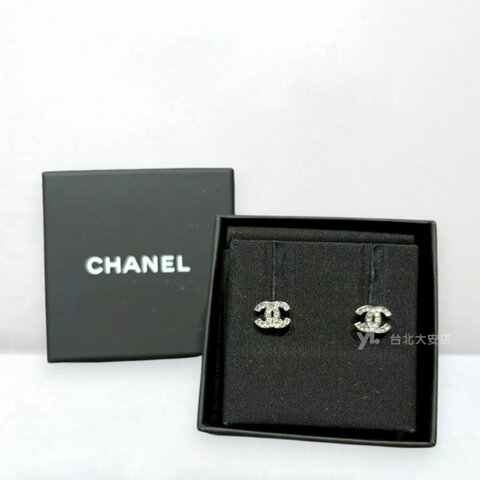 A13272-CHANEL 銀色迷你雙C排鑽耳環