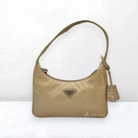A13273-PRADA Re-Edition 2000 奶茶色尼龍HOBO腋下包