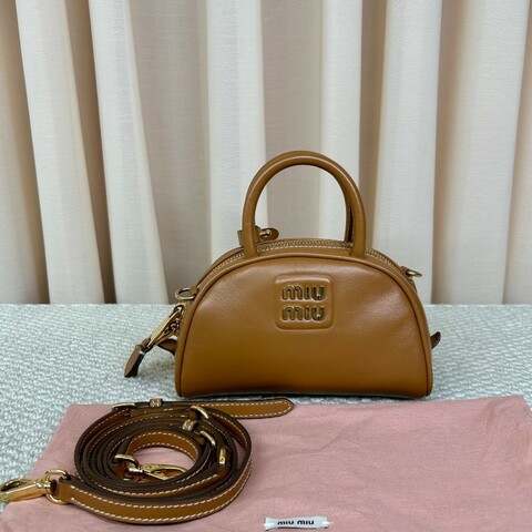 Miumiu半月保齡球餃子包 有肩帶