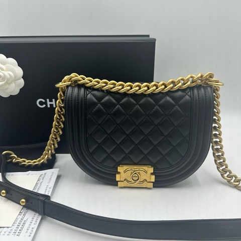 Chanel香奈兒 黑金leboy半圓馬鞍郵差包 芯片款 23年