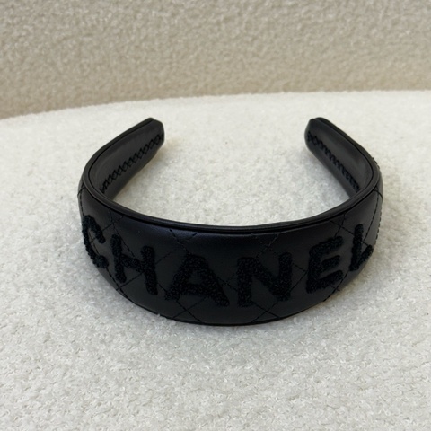 Chanel黑色全皮寬版毛絨logo髮箍