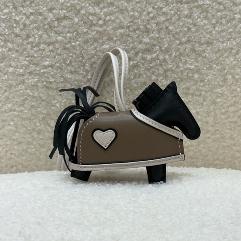 Hermès 棕色愛心馬吊飾
