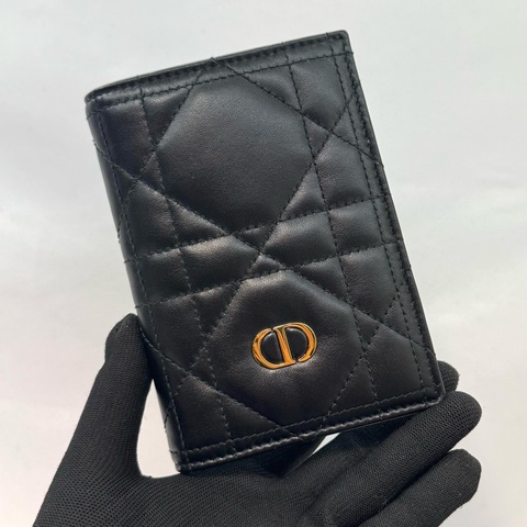 Dior Miss Caro 系列 經典 Cannage 藤格紋羊皮護照夾 / 護照套 黑色