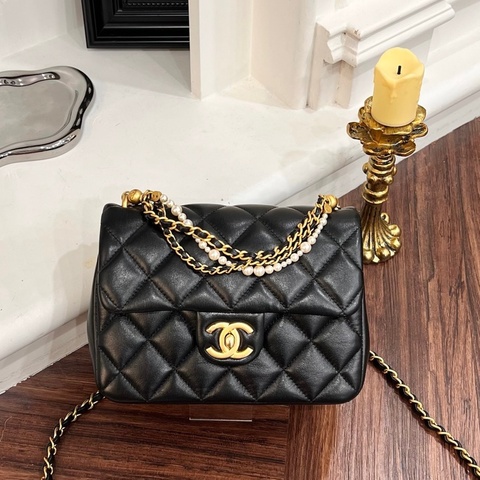 CHANEL 季節款珍珠鍊金釦側肩包羊皮黑 AS4384/晶片款