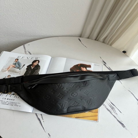 LV M46036黑壓紋胸口包pm