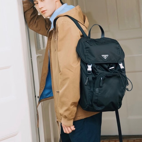 Prada 普拉達 新款降落傘布雙肩包  尺寸25*43*13