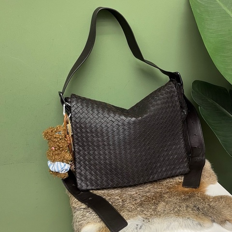 Bottega Veneta葆蝶家 巧克力色翻蓋郵差包  尺寸 33*29*7。