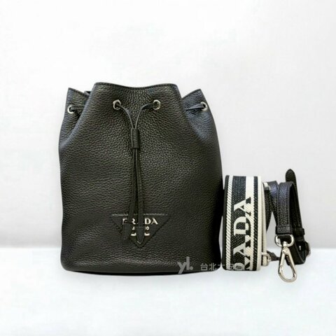 A13288-PRADA 黑色粒面牛皮黑白織帶/牛皮背帶水桶包1BE060