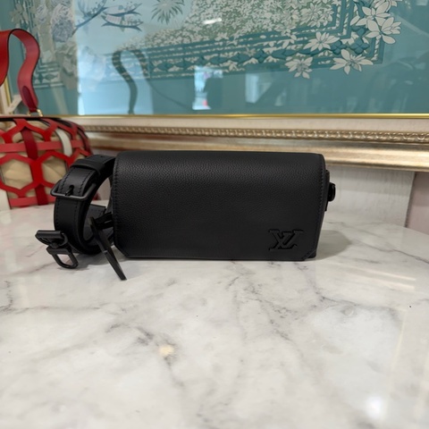 LV 黑牛皮Aerogram黑釦下蓋磁吸斜背包M82085