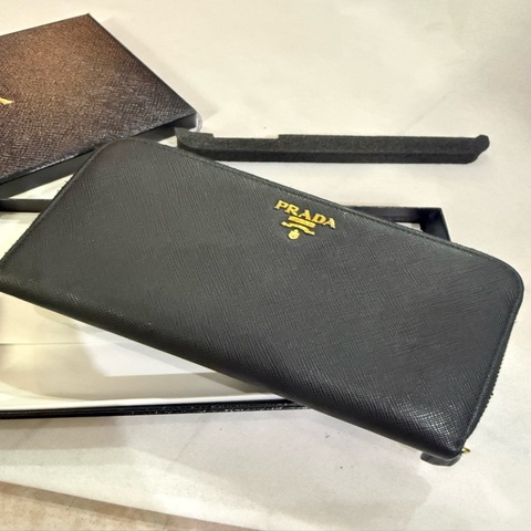 PRADA Saffiano 經典黑金拉鍊長夾✨