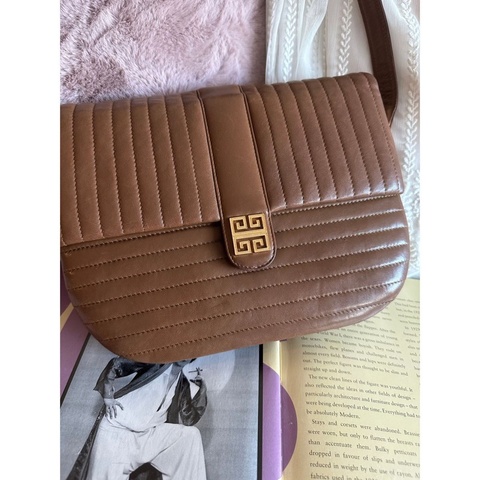 紀梵希 Givenchy 日本中古 絕版 古董 Vintage 4G 絎縫皮革翻蓋包 中古包 斜挎包