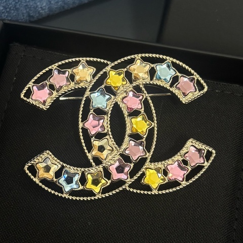 CHANEL淡金雙C LOGO鏤空彩色星星水鑽胸針