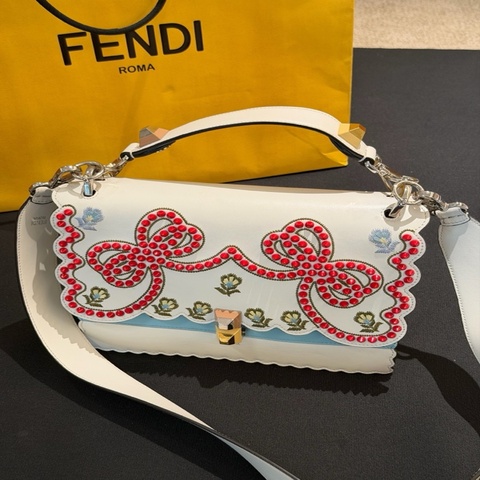 Fendi芬迪限定款kani白色搭配淺藍色牛皮鉚釘刺繡蝴蝶結手提斜挎包