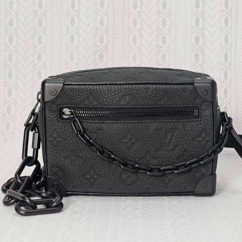 Louis Vuitton/路易威登 Soft trunk 黑色壓紋軟盒子包 單肩包