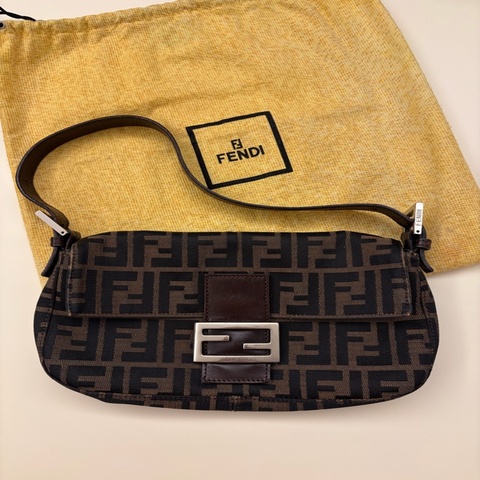 Fendi 老花肩背包