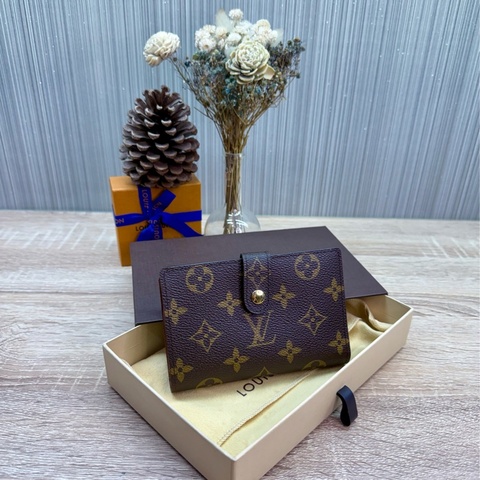 LV M61663 近新未使用老花字紋蝴蝶釦對折中夾