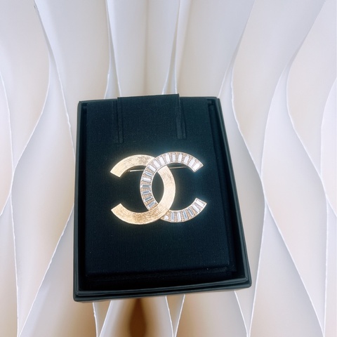 Chanel 24s 金色拼水鑽胸針