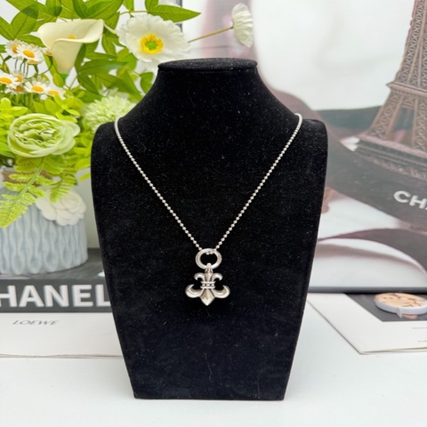 Chrome Hearts/克羅心童軍花吊墜項鍊，925純銀材質，鏈條為圓珠鏈設計，搭配經典童軍花吊
