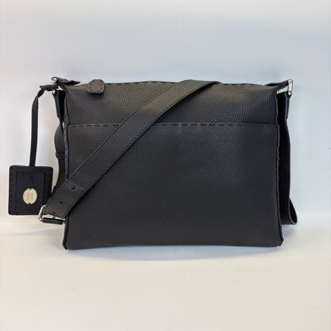 FENDI 芬迪男士斜挎包，荔枝紋牛皮 尺寸：29x30