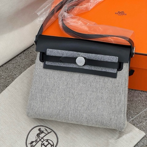 Hermes愛馬仕 mini herbag 黑銀熊貓拼帆布斜挎包 銀扣