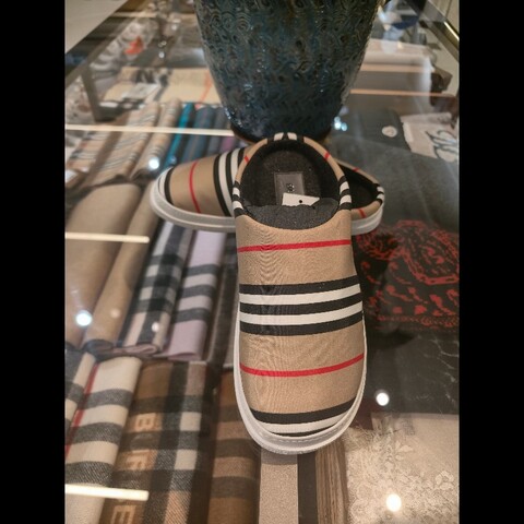 BURBERRY拖鞋38碼