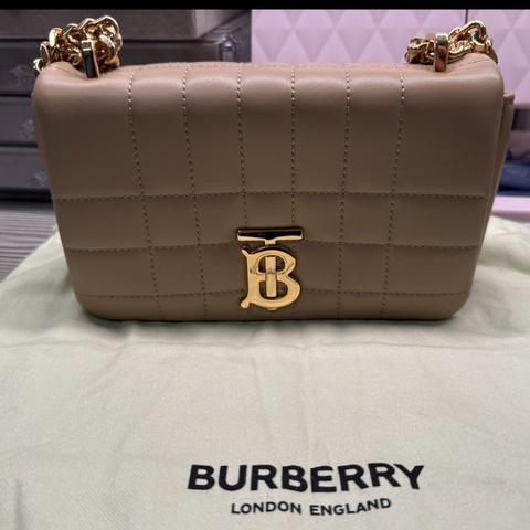 BURBERRY 巴寶莉  TB金屬標誌 Lola绗缝皮翻蓋式迷你款斜背兩用包-奶茶色