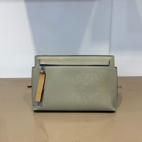 Loewe 淺灰綠拚燕麥色牛皮Mini T Pouch手拿包C500M38X01
