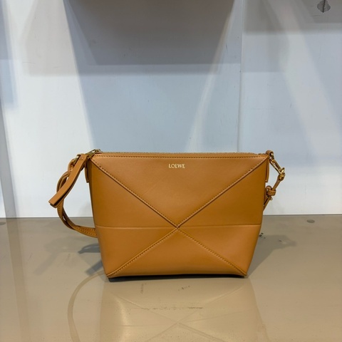 Loewe 暖沙色牛皮Puzzle Flod Pouch肩斜背包C510PT1X01