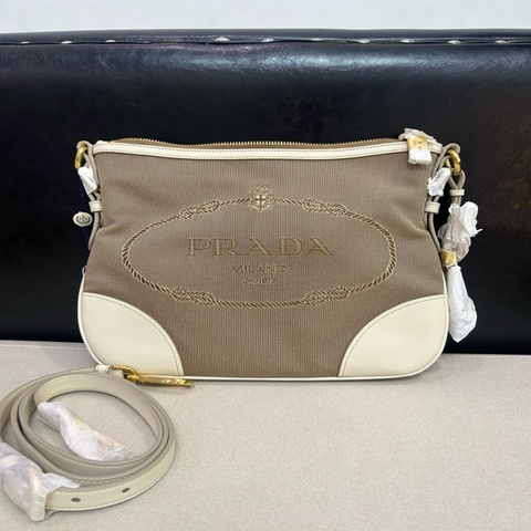 Prada/普拉達 刺繡大LOGO JACQUARD斜挎包米白帆布拼皮 復古學院風經典米白帆布+清爽白配皮