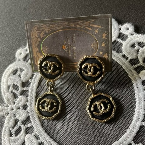 Vintage 70s Chanel 黑金皮革 雙Logo 耳夾 有刻紋