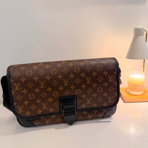 Louis Vuitton ［LV ］Archy MM老花郵差包🖤