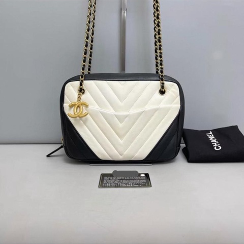 Chanel香奈兒 黑白拼色全皮V紋相機包