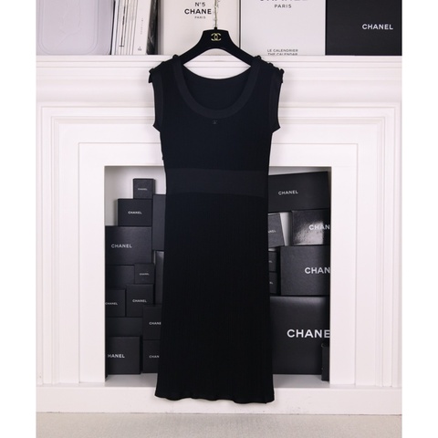 Chanel黑色针织肩膀纽扣无袖连衣裙