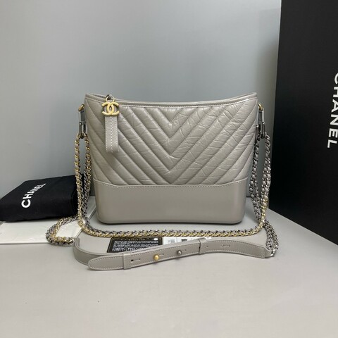 Chanel香奈兒 灰色全皮V紋金扣中號流浪包
