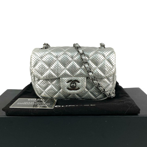 △ CHANEL 香奈兒 Silver Perforated Calfskin Silver Tone Metal Mini Single Flap No.19 Chain Shoulder Bag 銀色穿孔小牛皮銀色金屬No.19鎖鏈肩背包 A90213-267011514