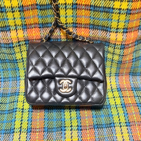 CHANEL Classic Flap 20 裸包 晶片黑羊淡金釦（大Mini）