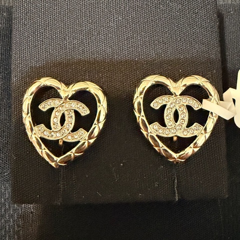 全新Chanel 香奈兒 夾式 經典水鑽雙C LOGO鏤空愛心造型耳環（淡金）