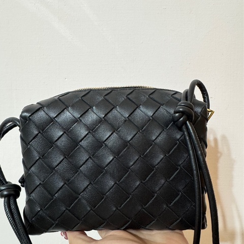 BOTTEGA VENETA Mini Loop 小羊皮迷你相機斜背包(黑色)
