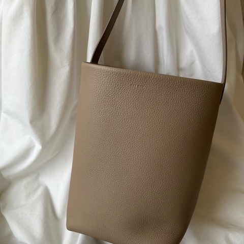 The row park tote bag medium 中號水桶包小牛皮 dark taupe