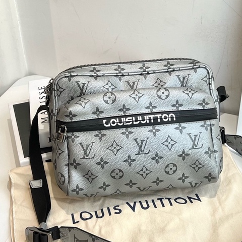 Louis Vuitton 路易威登 outdoor限量銀色郵差斜挎包 17s 底長25
