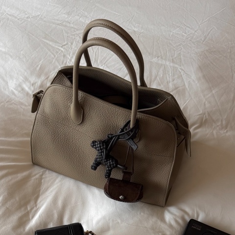 The row Margaux 10 灰褐色 牛皮