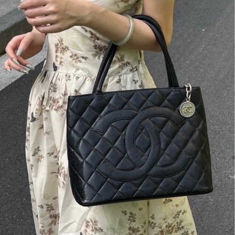 Chanel/香奈兒黑銀魚子醬希爾頓手提包