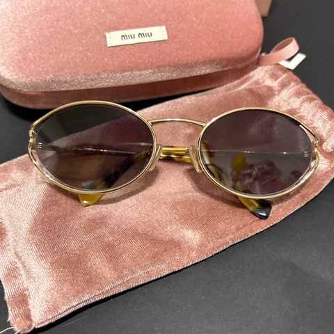 MIUMIU墨鏡，張元英款