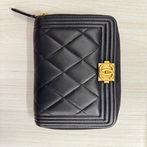 Chanel boy款 黑色中夾